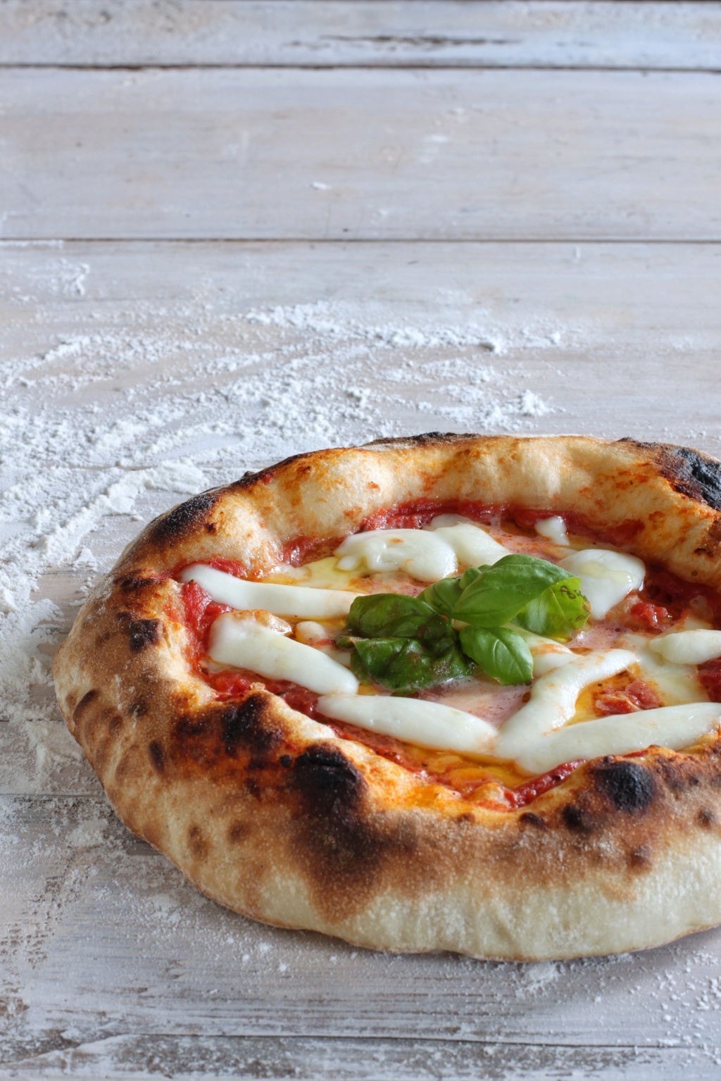 Pizza napoletana fatta in casa, ricetta di Davide Civitiello.