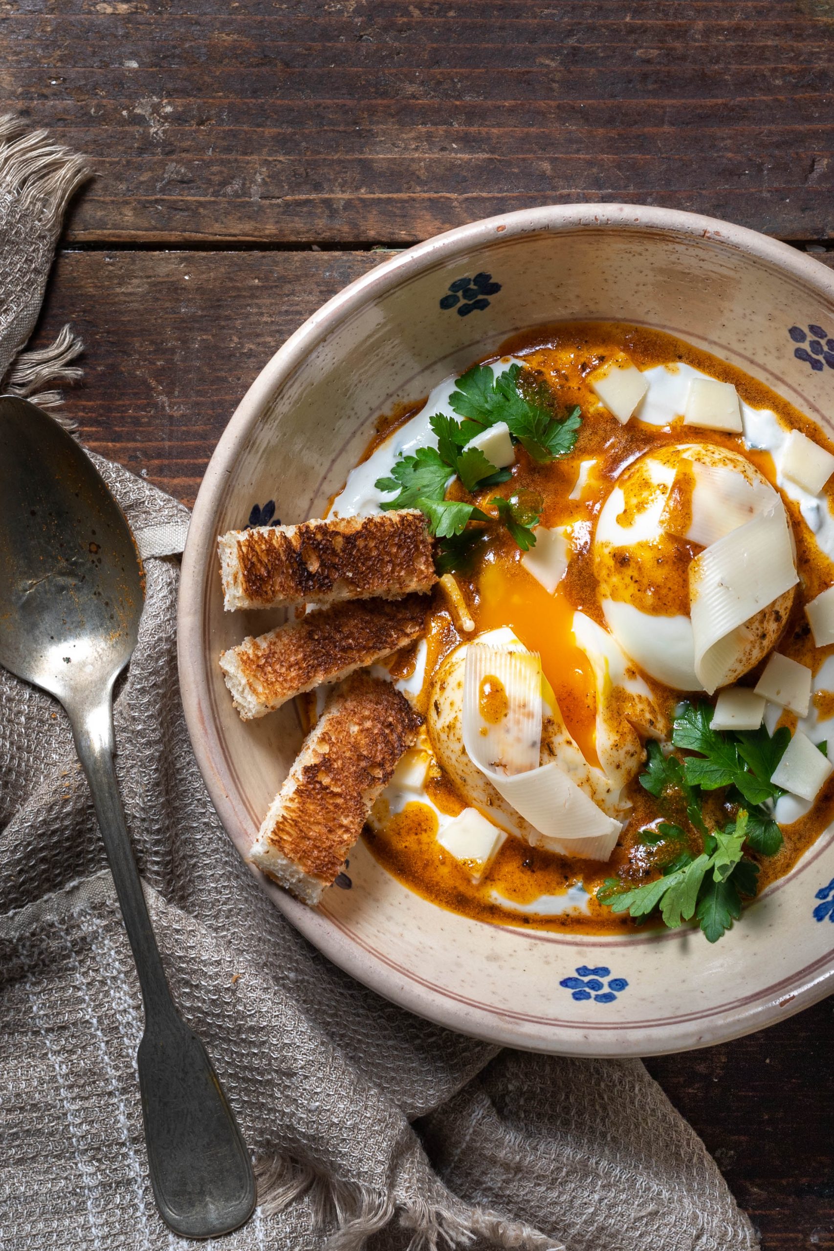 TURKISH EGGS con uova barzotte, yogurt greco, burro speziato e latteria al tartufo